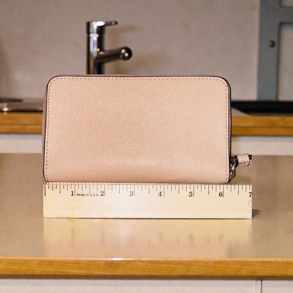 Coach Short Zip Around Wallet Carnation Pink Leather EUC - Picture 3 of 10